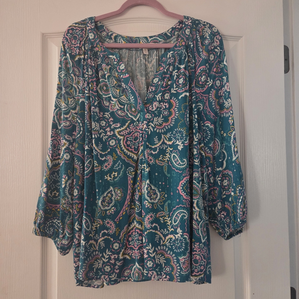 Crown & Ivy Green Paisley V-Neck Peasant Blouse